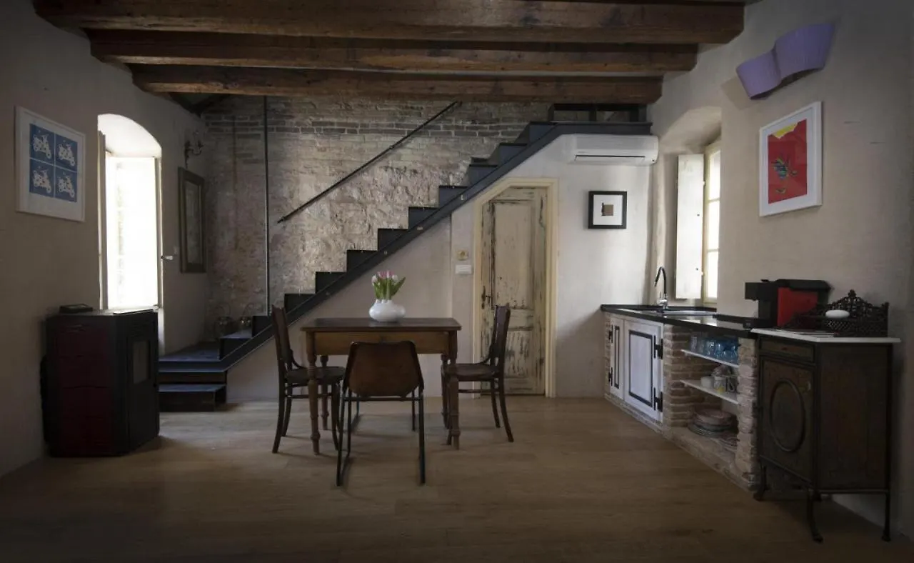La Divine- Captured By History Inside Palace Loft Split