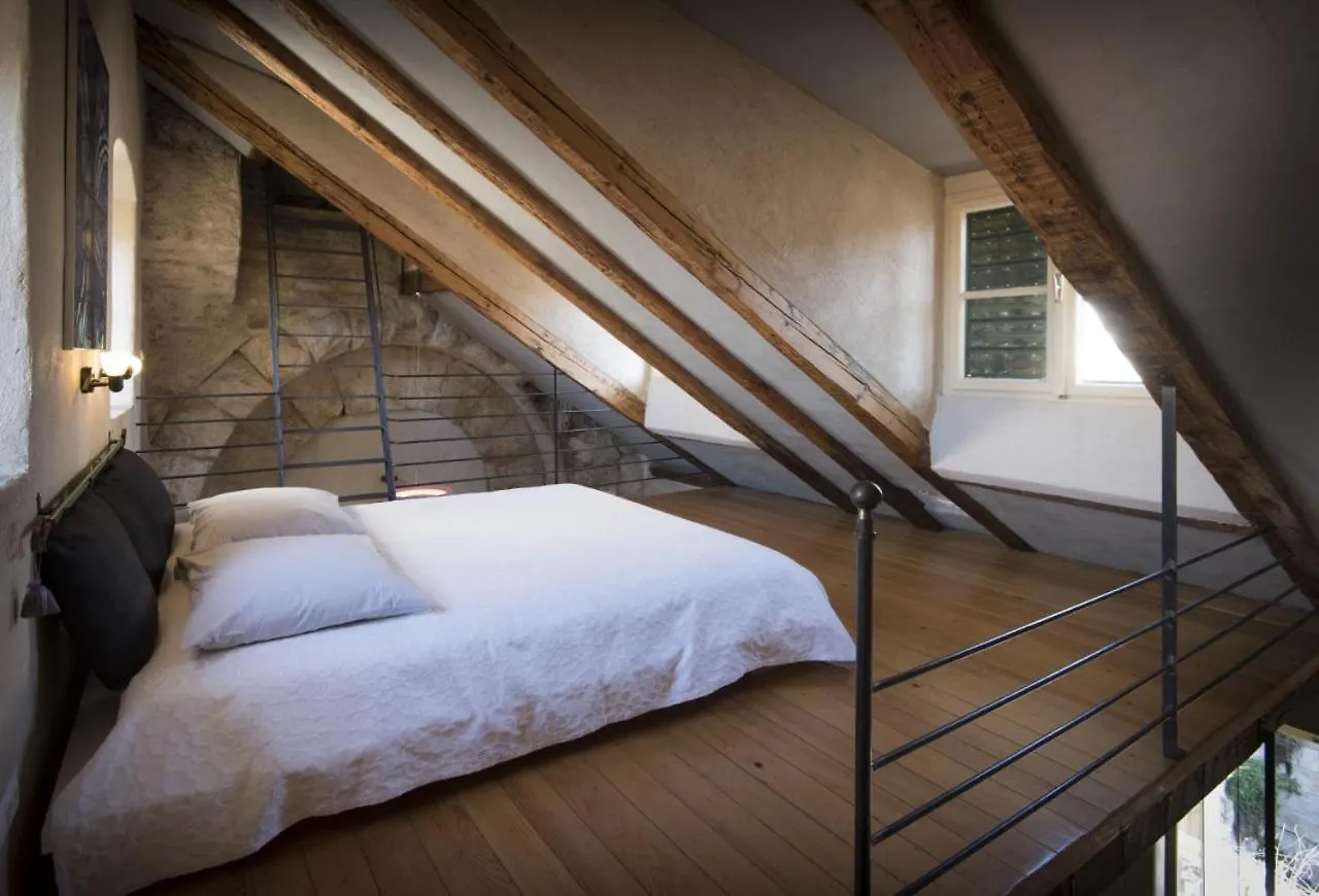 La Divine- Captured By History Inside Palace Loft Split