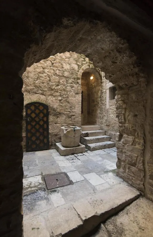 La Divine- Captured By History Inside Palace Loft Split